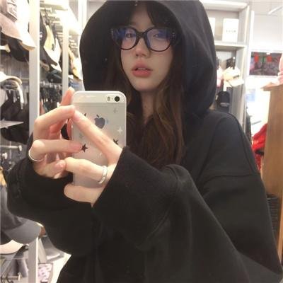 窗中女孩
